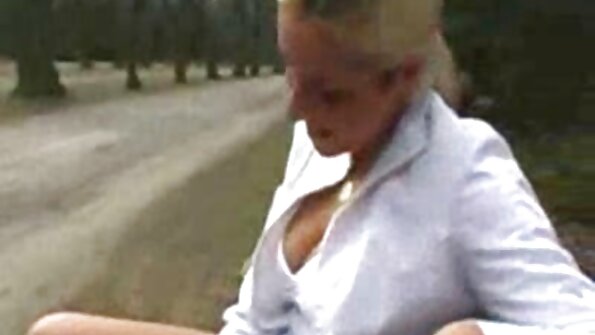 Britische Blondine Carmel versucht einen dicken Schwanz zu lutschen безплатен бг секс